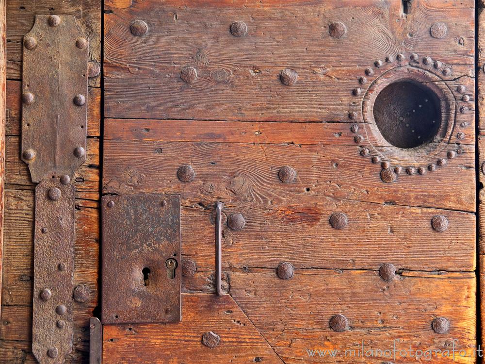 Milano - Dettaglio della porta pedonale verso il cortile della Chiesa di Santa Maria del Carmine